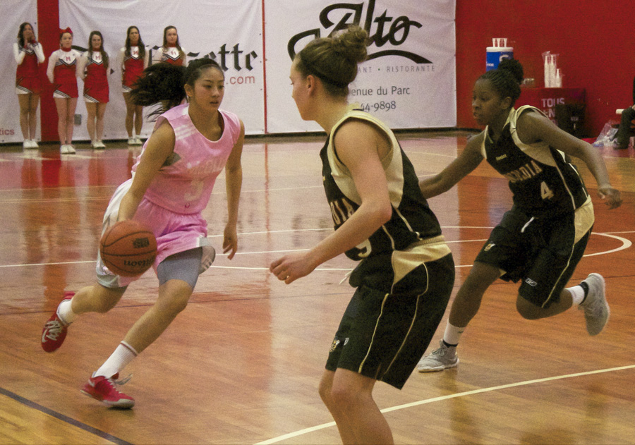 Dianna Ros fought hard to bring the Martlets back in the fourth quarter. (Remi Lu / McGill Tribune)